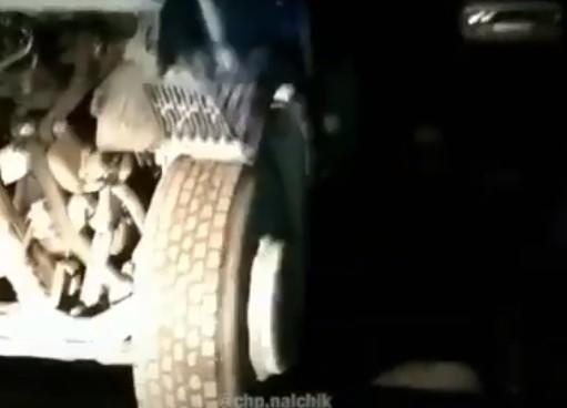 В Нальчике грузовик провалился в яму на аварийном мосту